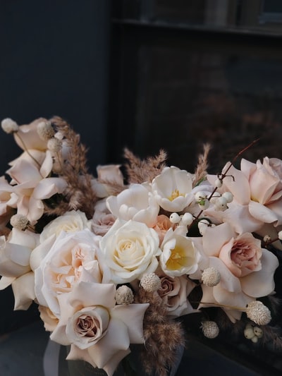粉红色和白色花朵的花束特写摄影
